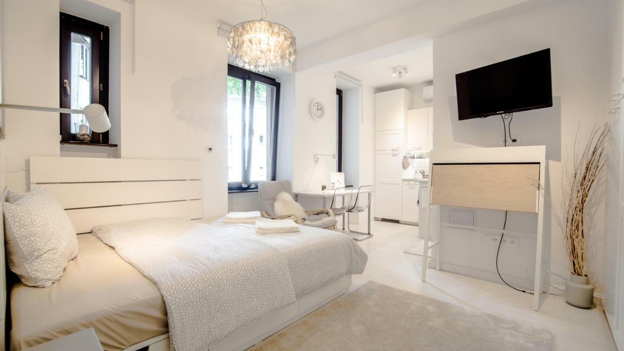 White With Ac By Kovee Apartmán